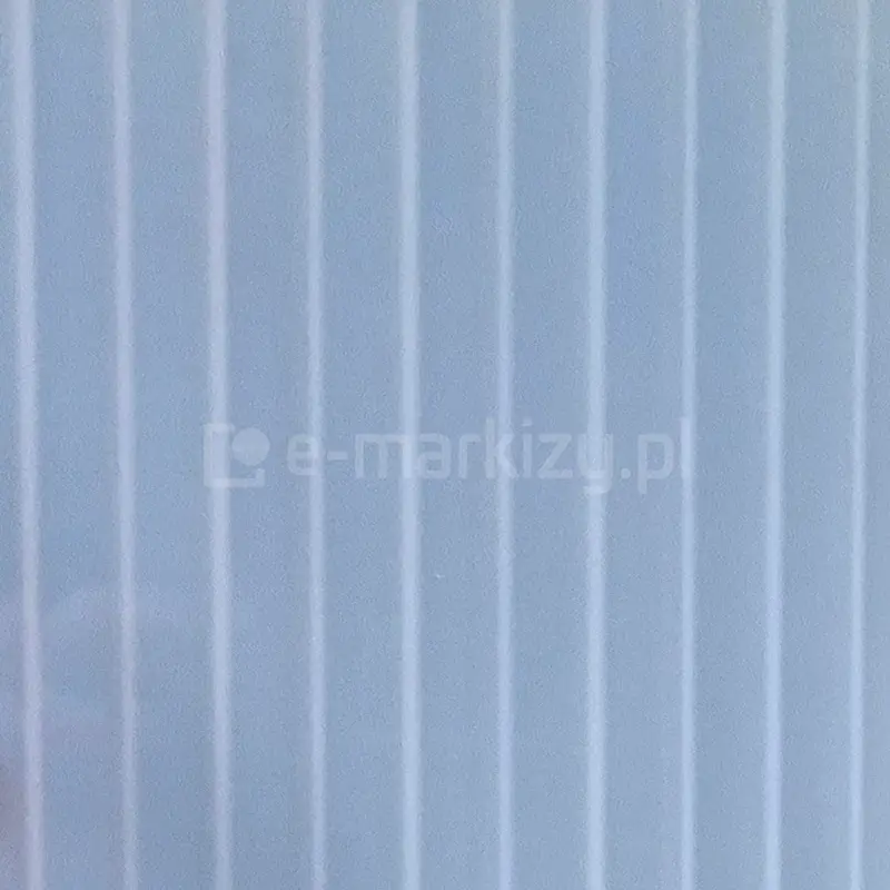 Fragment panelu z nieprzezroczystego poliwęglanu Solar-Control o grubości 16 mm, ograniczającego przenikanie promieniowania cieplnego.