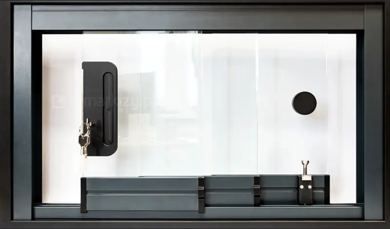 Schemat rozmieszczenia okrągłego uchwytu obustronnego i stopera drzwi po prawej stronie oraz zamka z uchwytem po lewej stronie w systemie przesuwnych drzwi szklanych Miros