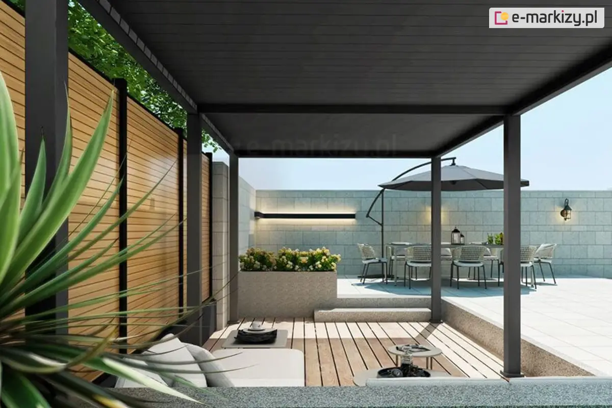 Stylowa, szara pergola aluminiowa Marlo ustawiona w nowoczesnej strefie wypoczynkowej z drewnianym podestem i eleganckimi meblami ogrodowymi. Konstrukcja zadaszenia osłania komfortową sofę oraz stolik kawowy. W tle widoczny jest taras z dużym stołem i krzesłami, nad którym rozpostarty jest parasol.