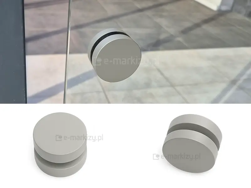 Obustronny uchwyt w kolorze szarym przykręcony do bezramowego panelu szklanego Miros