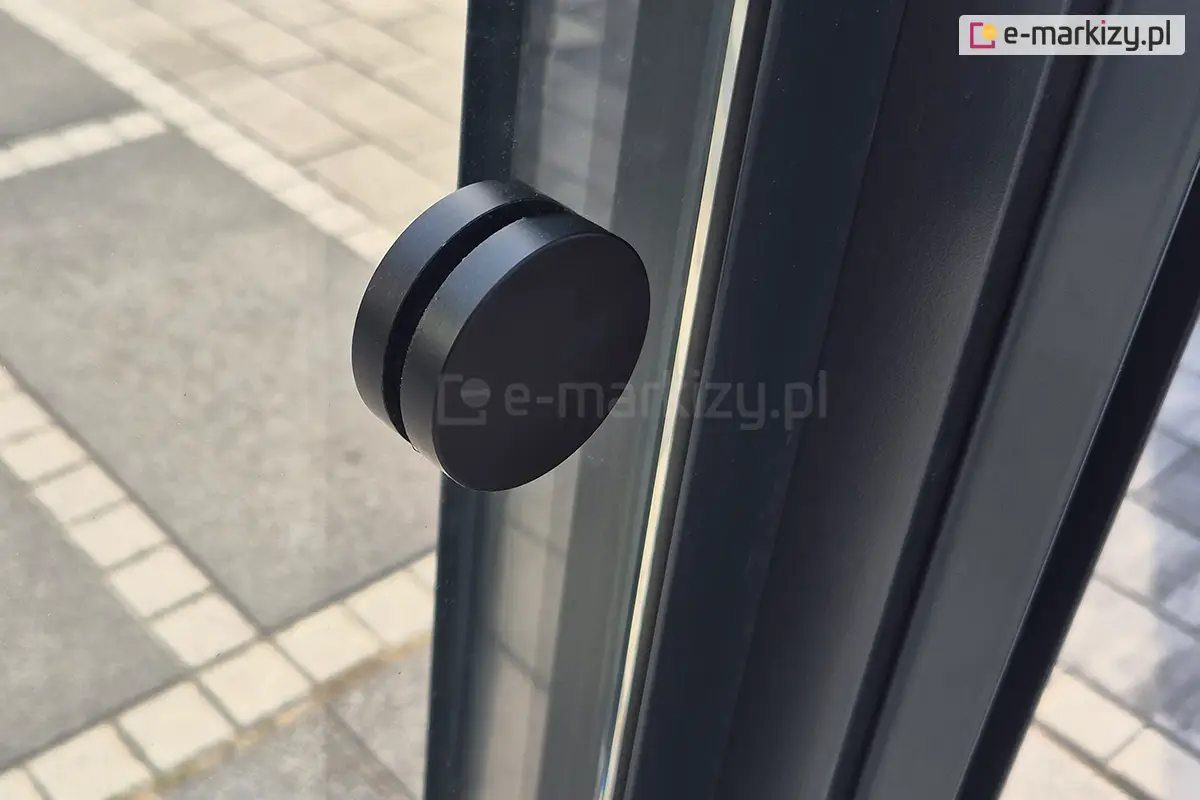Ergonomiczny uchwyt do przesuwnych drzwi szklanych Miros, zamontowany w bezramowym panelu szklanym osłaniającym taras