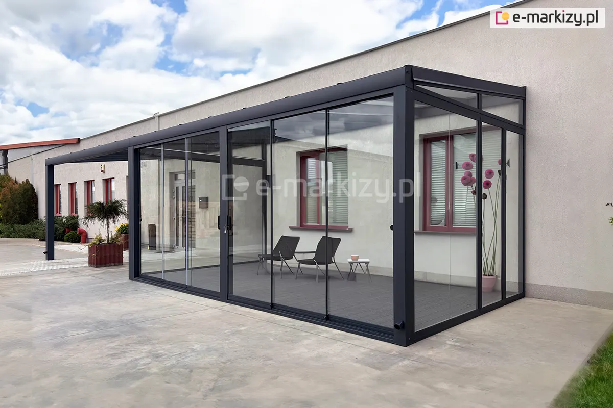 Szklany taras letni z bezramowymi drzwiami przesuwnymi Miros, zamontowanymi do konstrukcji pergoli - elegancka i funkcjonalna zabudowa tarasu z aluminium wysokiej jakości.