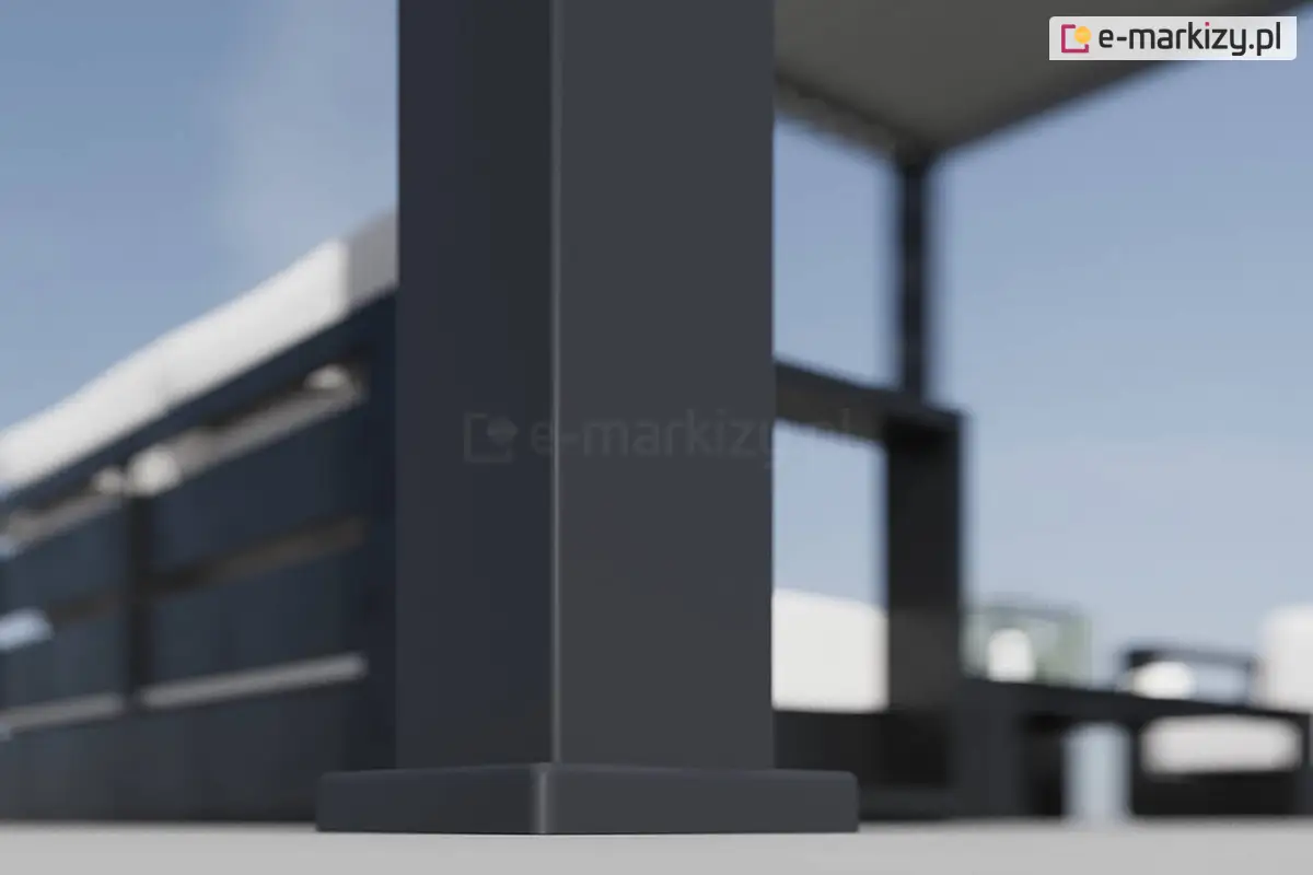 Zbliżenie dolnej części nogi pergoli Rubio z widocznym wzmocnionym mocowaniem do podłoża. Solidna aluminiowa podpora zapewnia stabilność konstrukcji nawet przy silnym wietrze i deszczu. Estetyczne wykończenie i precyzyjne spasowanie elementów gwarantują trwałość oraz bezpieczeństwo użytkowania pergoli.