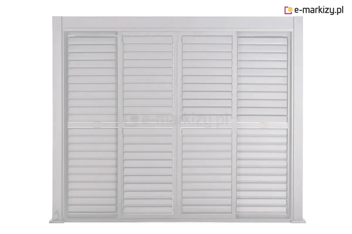 Drzwi żaluzjowe do pergoli Gloria w pozycji zamkniętej. Regulowane lamele pozwalają kontrolować światło i prywatność. Idealna zabudowa do klasycznego tarasu.