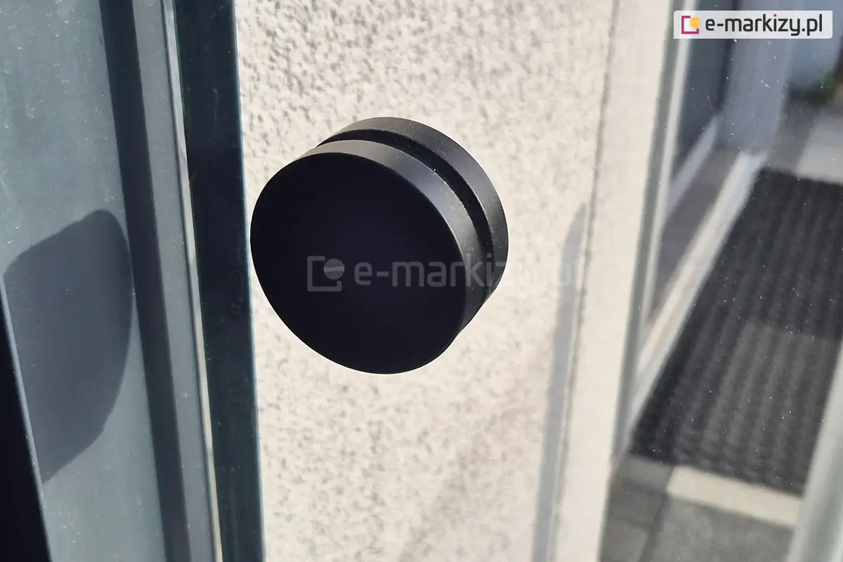 Obustronny uchwyt zamontowany w drzwiach przesuwnych Miros z paneli szklanych – detal zapewniający wygodne sterowanie drzwiami.