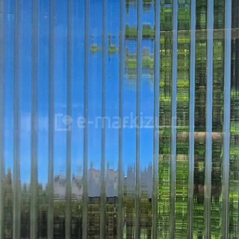 Zbliżenie na powierzchnię poliwęglanu komorowego 16 mm - przezroczyste panele o wysokiej przejrzystości z efektem lekkiego odbicia otoczenia, idealne do zadaszeń tarasowych i ścian osłonowych.