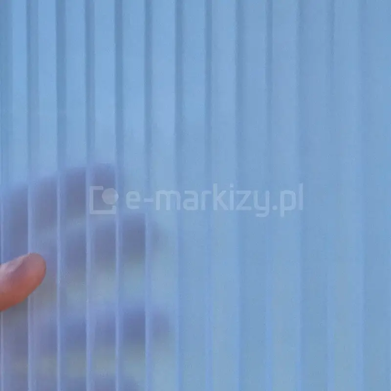 Palec za opalowym poliwęglanem komorowym 16 mm - przykład częściowej przepuszczalności światła i matowego efektu osłony