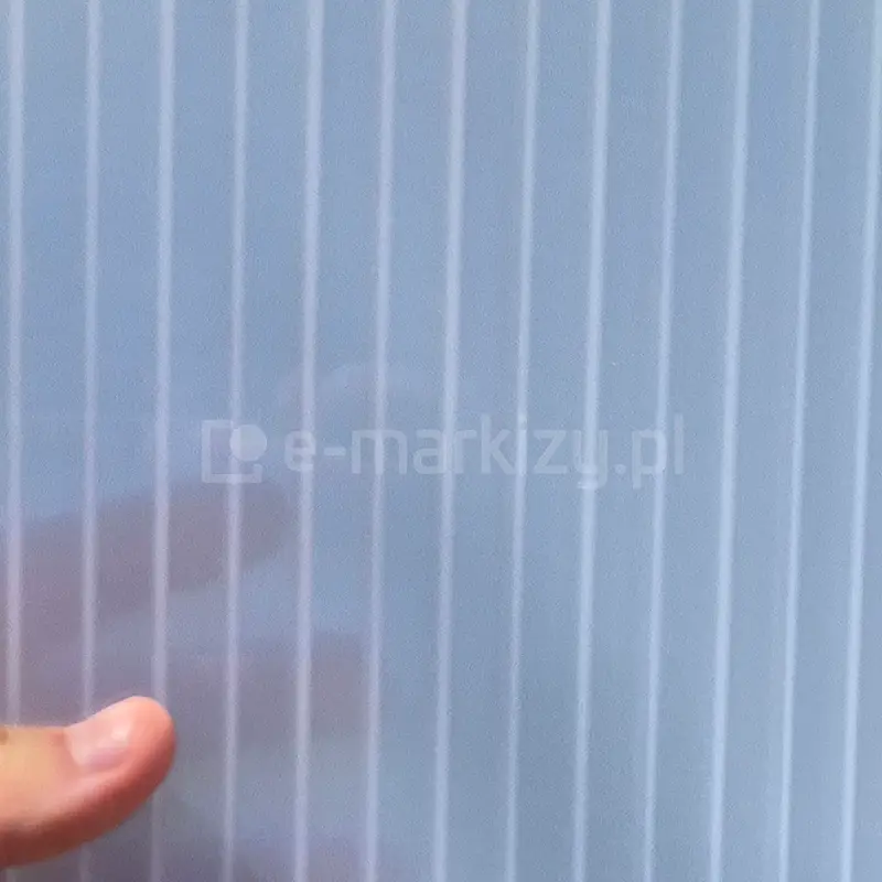 Zbliżenie na dłoń przytrzymującą panel z mlecznego poliwęglanu Solar-Control 16 mm, pokazujące strukturę i rozproszenie światła.