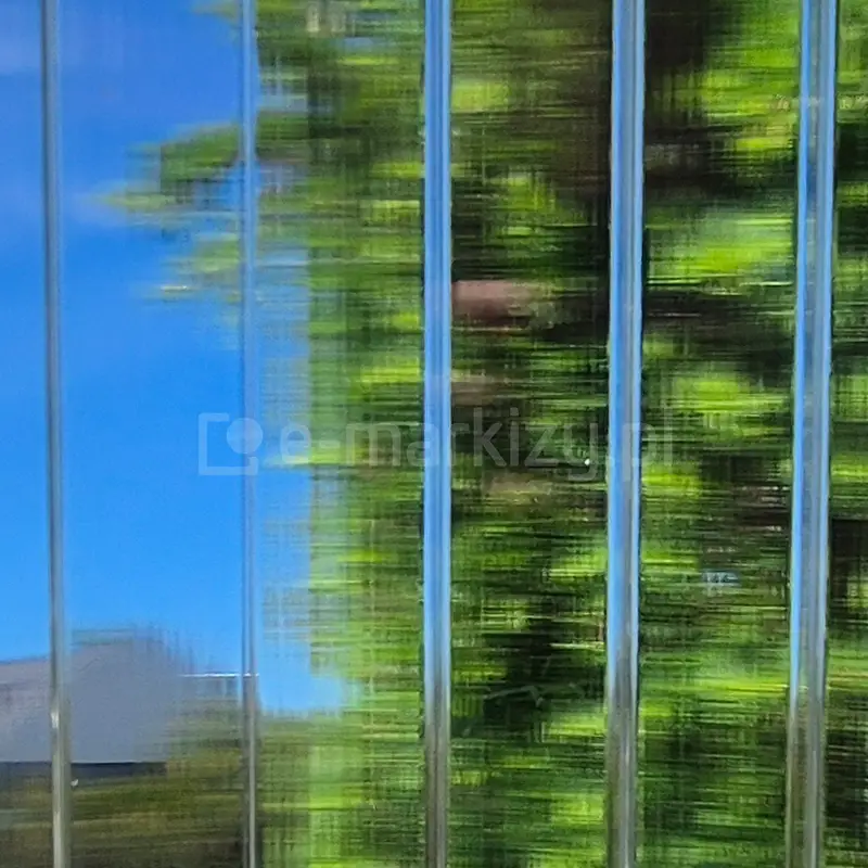 Zbliżenie na panel z poliwęglanu Ultra-Clear 16 mm o wysokiej przejrzystości, z efektem szklistej tafli - nowoczesne rozwiązanie do przejrzystych zadaszeń i konstrukcji z maksymalnym dostępem światła.